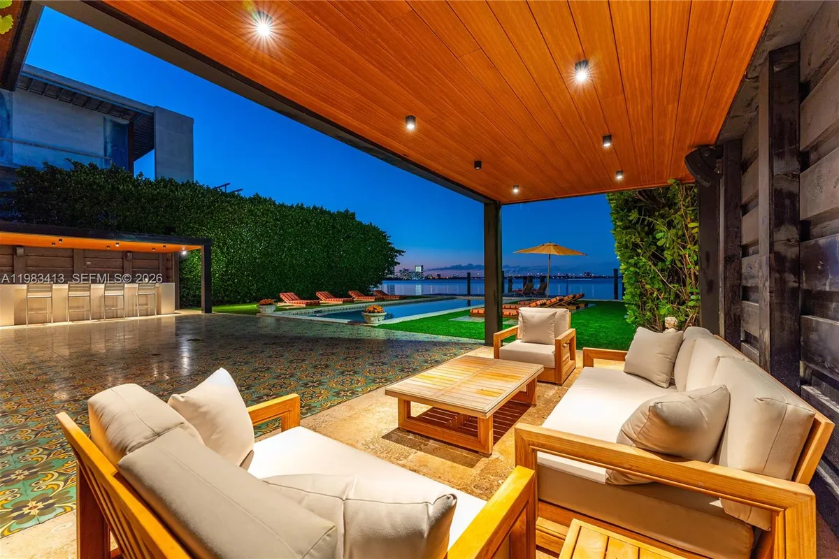 1277 N Venetian Way, Miami FL 33139