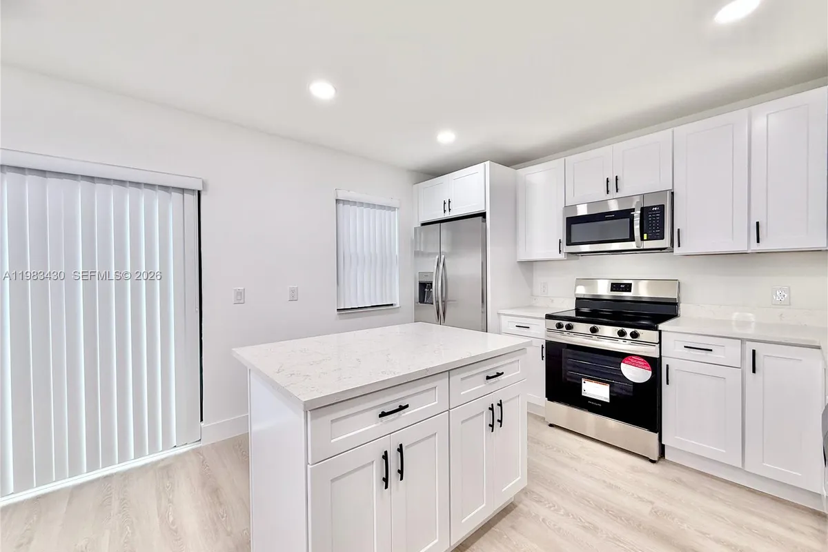 404 Sandtree Dr, Palm Beach Gardens FL 33403