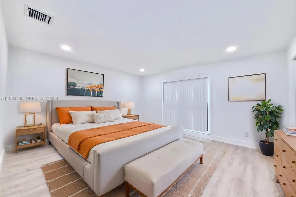 404 Sandtree Dr, Palm Beach Gardens FL 33403