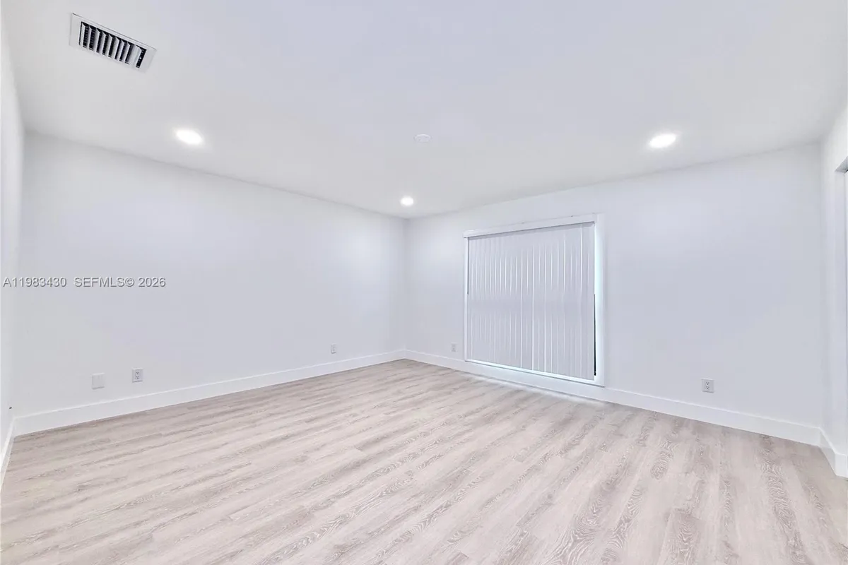 404 Sandtree Dr, Palm Beach Gardens FL 33403