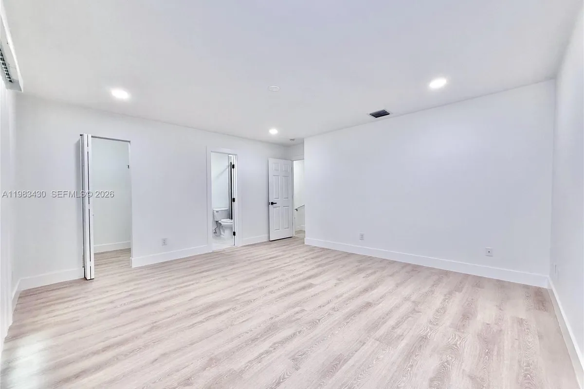 404 Sandtree Dr, Palm Beach Gardens FL 33403