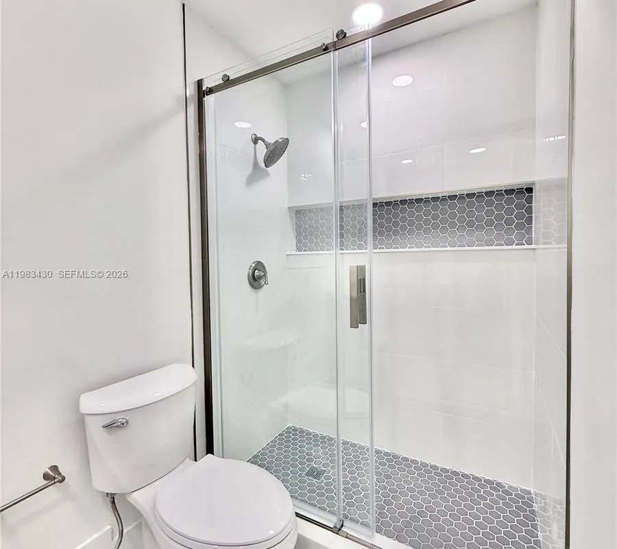 404 Sandtree Dr, Palm Beach Gardens FL 33403