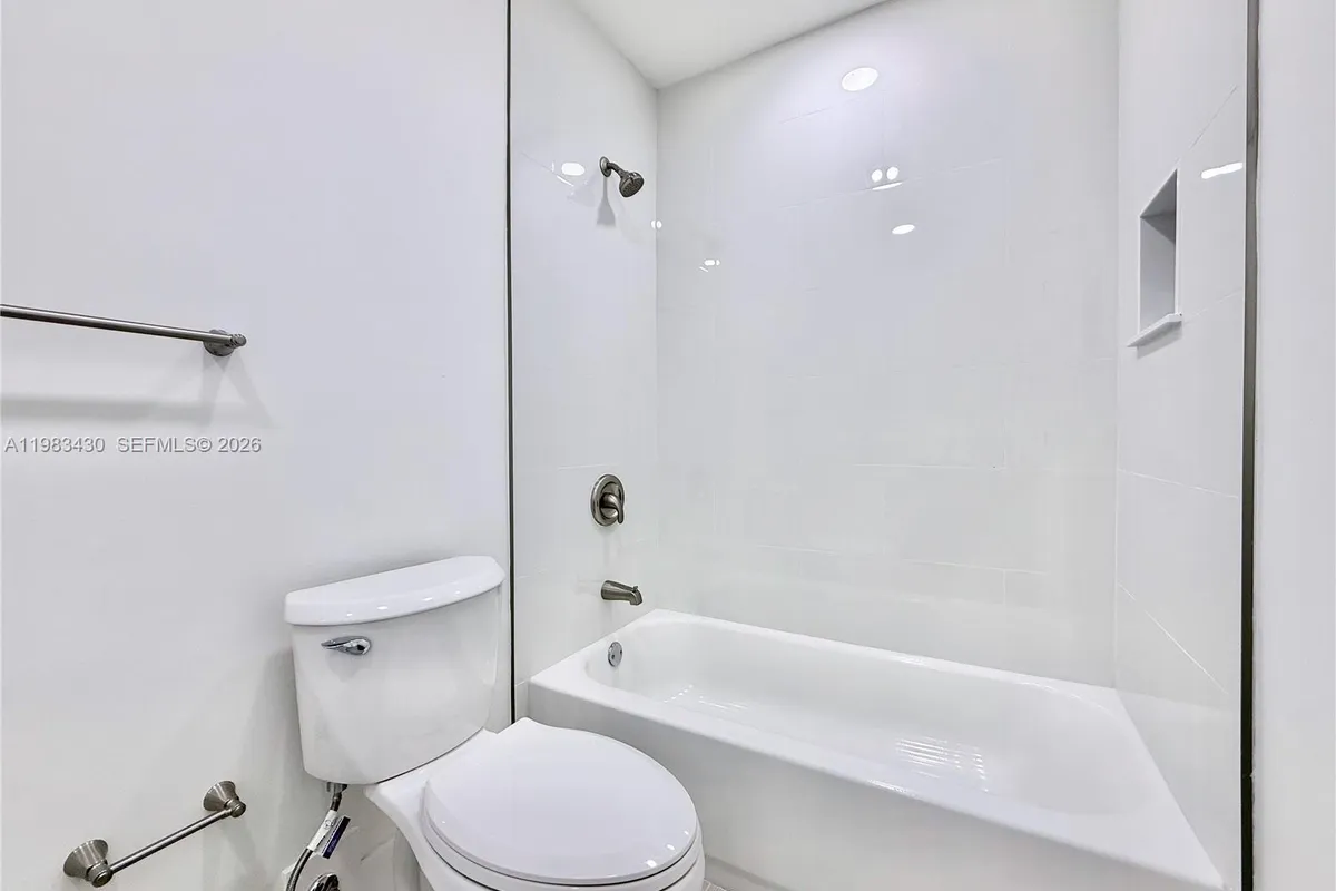 404 Sandtree Dr, Palm Beach Gardens FL 33403