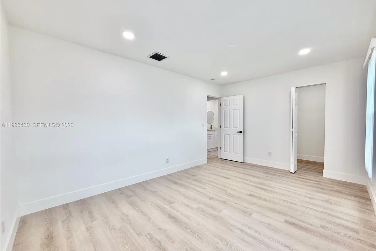 404 Sandtree Dr, Palm Beach Gardens FL 33403