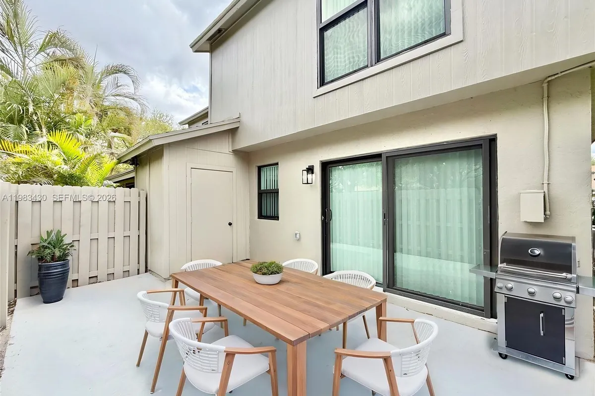 404 Sandtree Dr, Palm Beach Gardens FL 33403