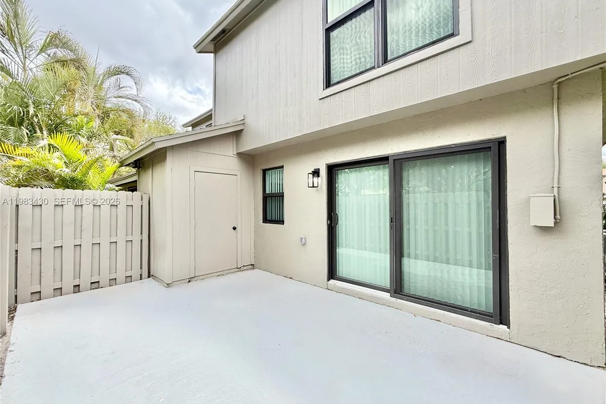 404 Sandtree Dr, Palm Beach Gardens FL 33403