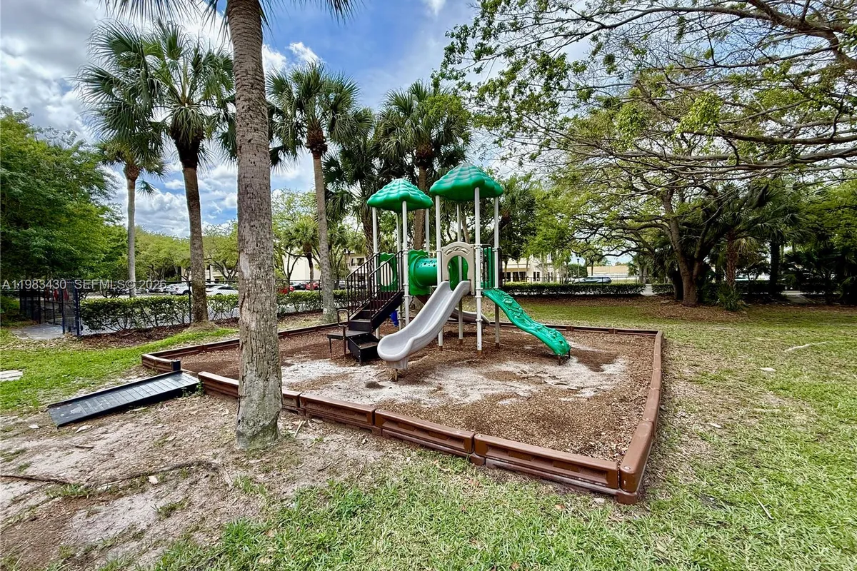 404 Sandtree Dr, Palm Beach Gardens FL 33403