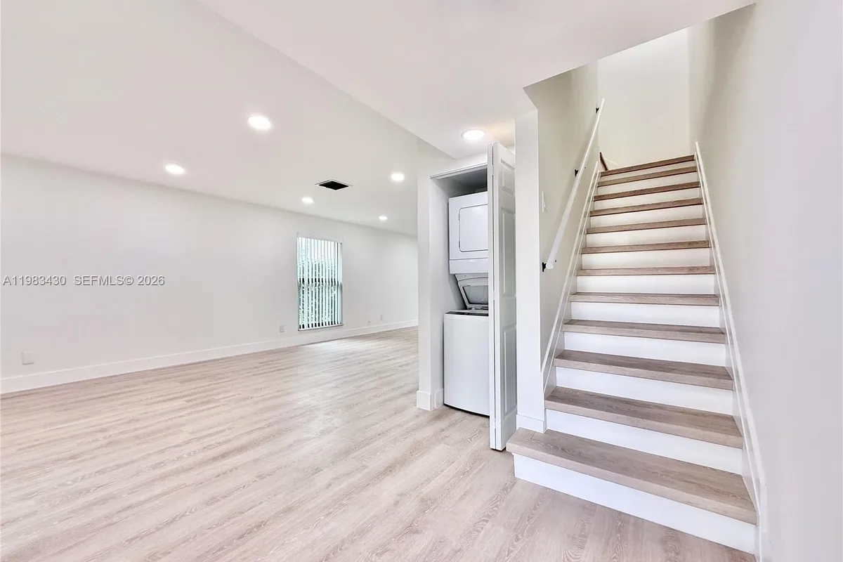 404 Sandtree Dr, Palm Beach Gardens FL 33403