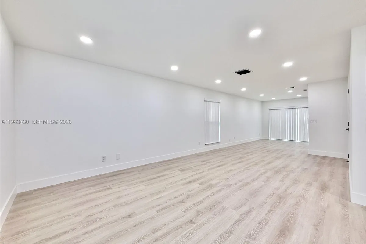 404 Sandtree Dr, Palm Beach Gardens FL 33403