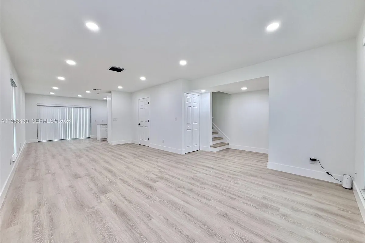 404 Sandtree Dr, Palm Beach Gardens FL 33403