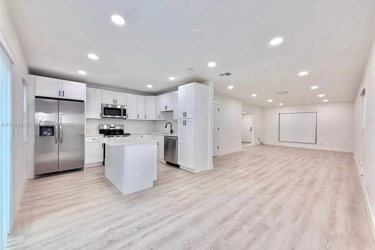 404 Sandtree Dr, Palm Beach Gardens FL 33403