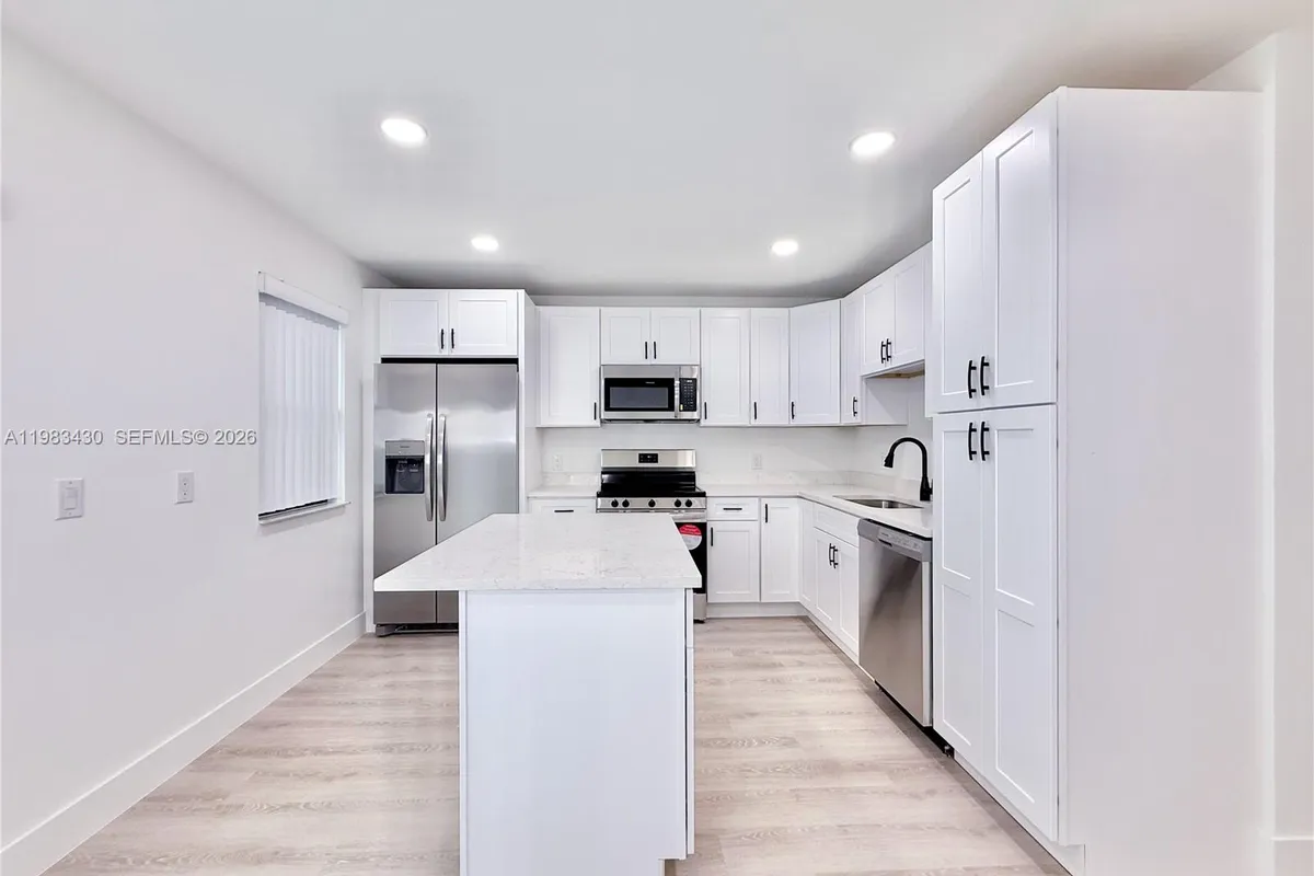 404 Sandtree Dr, Palm Beach Gardens FL 33403