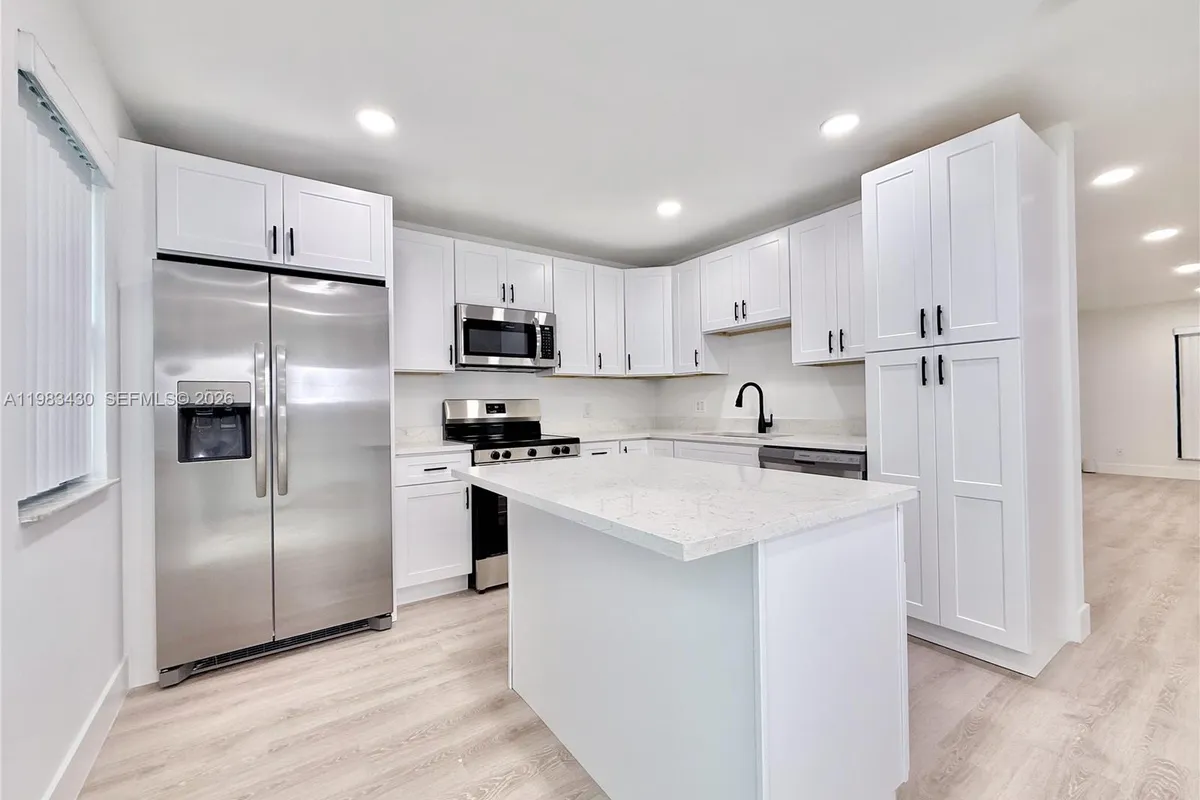 404 Sandtree Dr, Palm Beach Gardens FL 33403