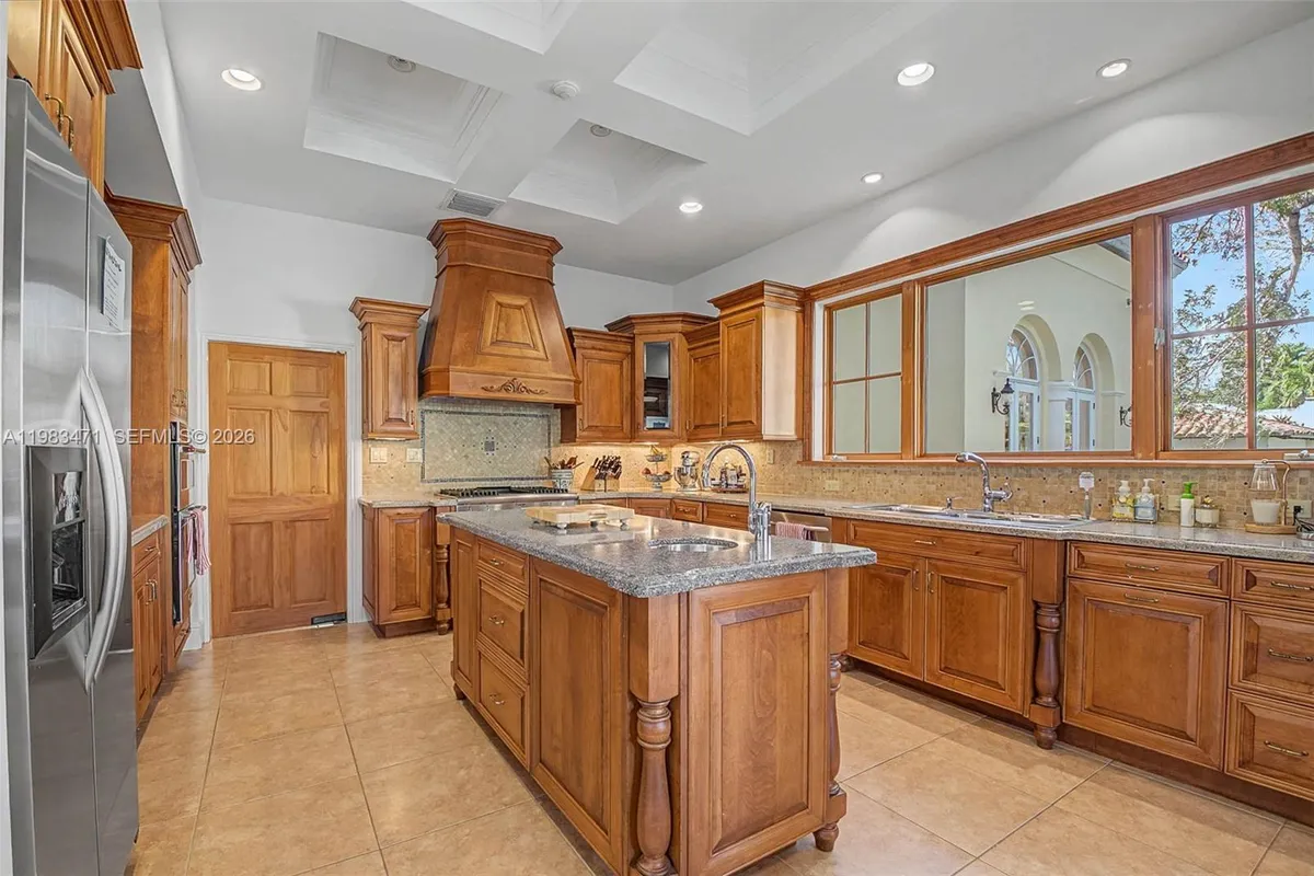 6075 SW 85th Ave, Miami FL 33143