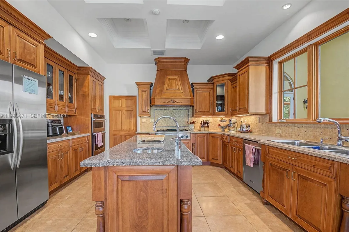 6075 SW 85th Ave, Miami FL 33143