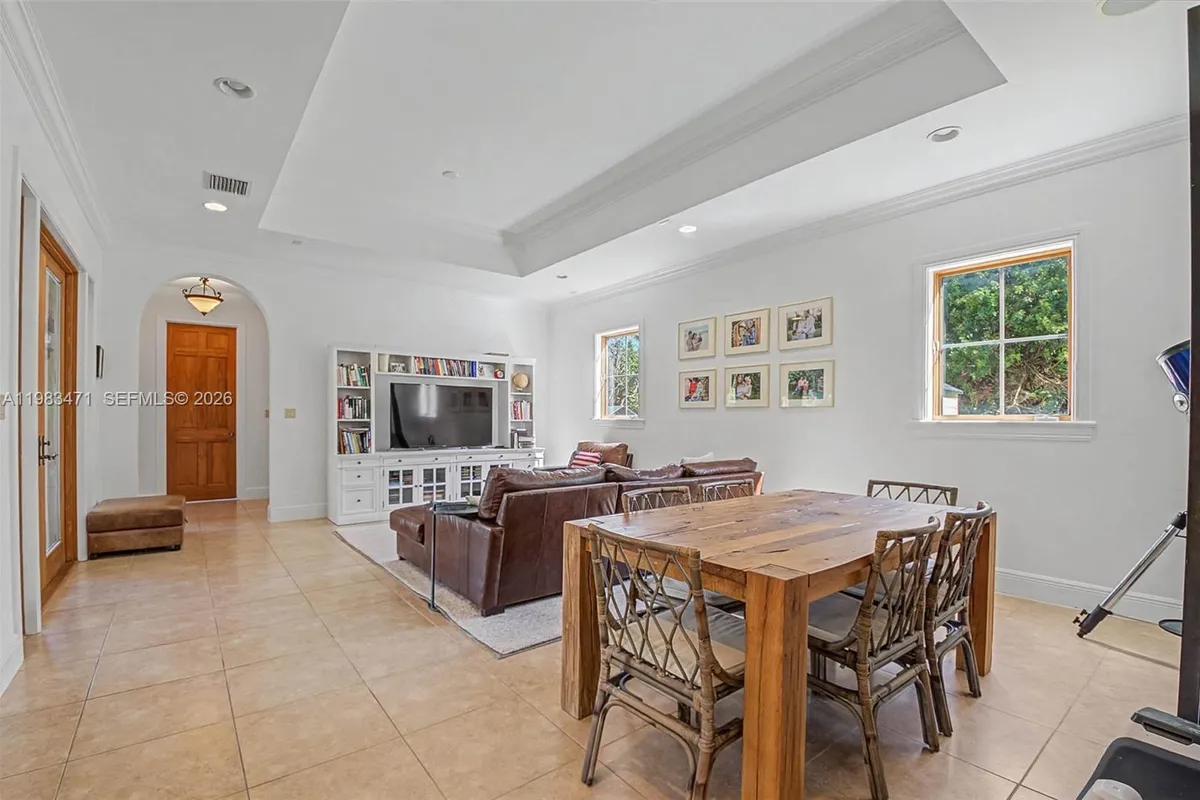 6075 SW 85th Ave, Miami FL 33143