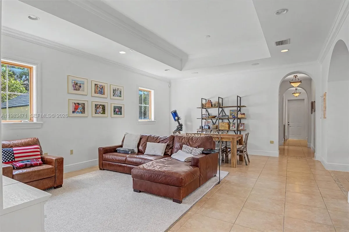 6075 SW 85th Ave, Miami FL 33143