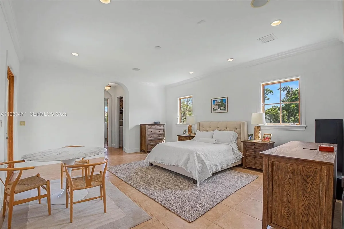 6075 SW 85th Ave, Miami FL 33143