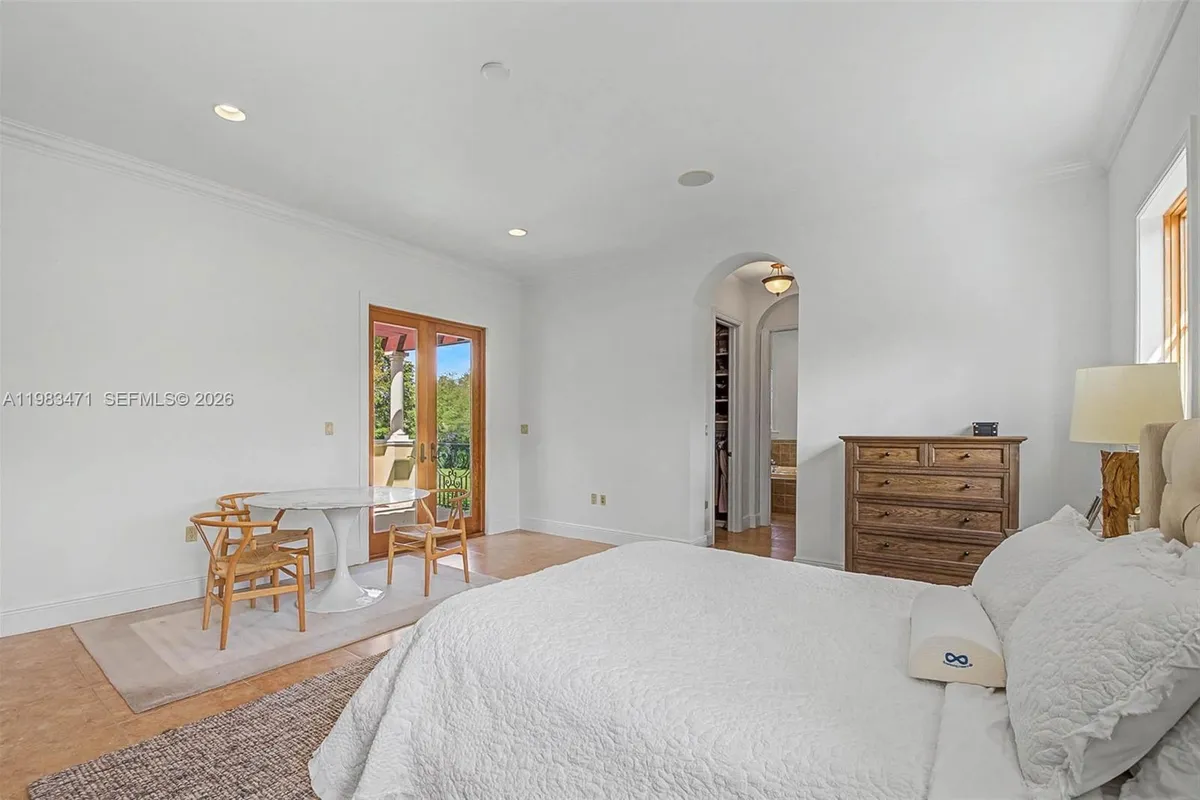 6075 SW 85th Ave, Miami FL 33143