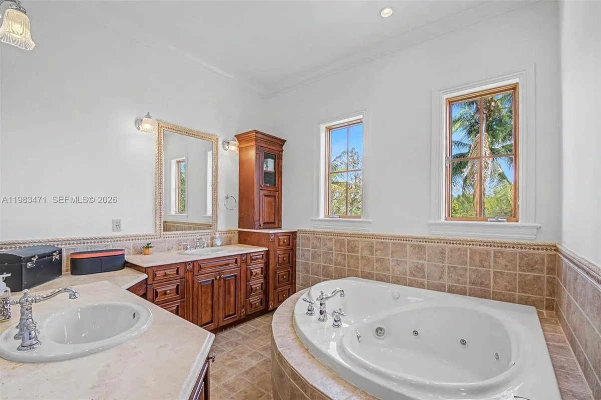 6075 SW 85th Ave, Miami FL 33143