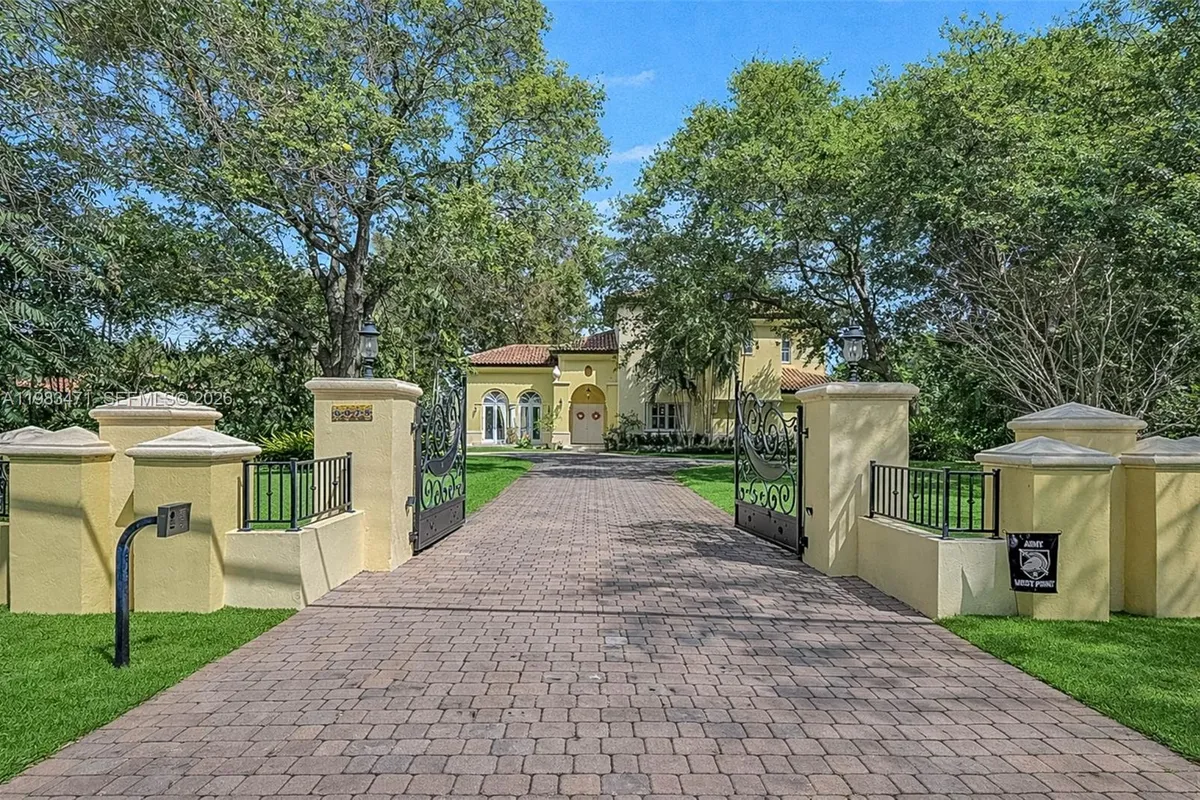 6075 SW 85th Ave, Miami FL 33143