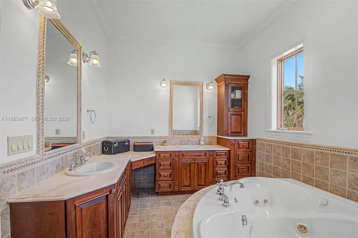 6075 SW 85th Ave, Miami FL 33143