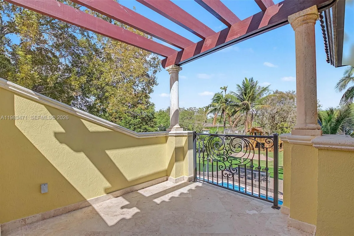 6075 SW 85th Ave, Miami FL 33143