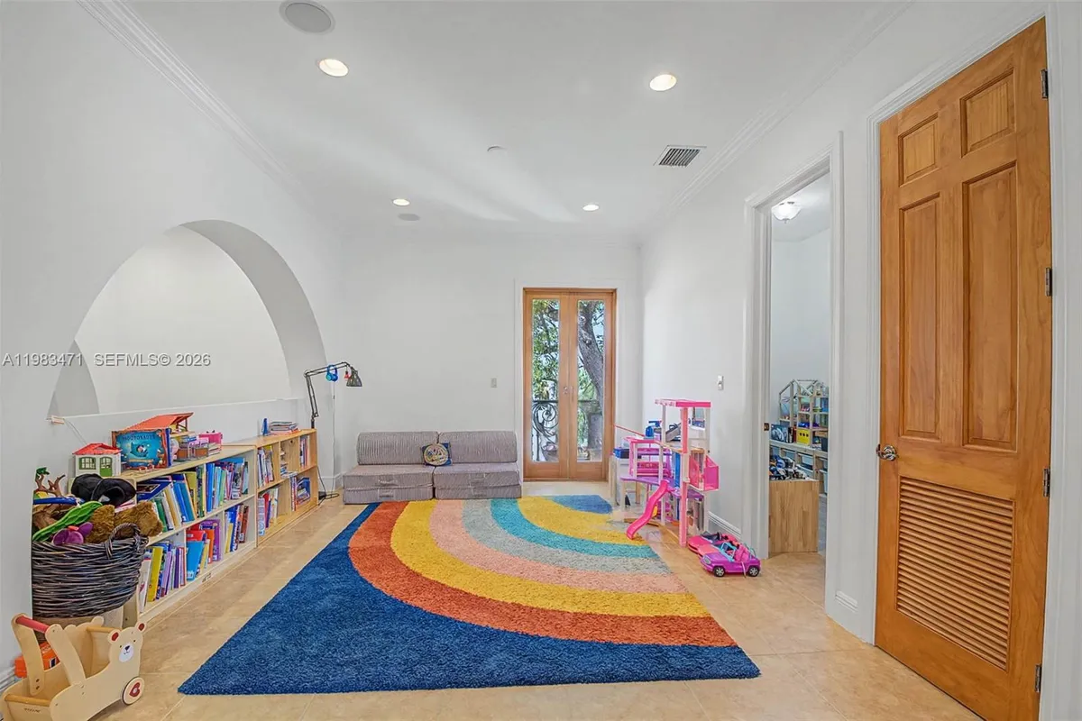 6075 SW 85th Ave, Miami FL 33143