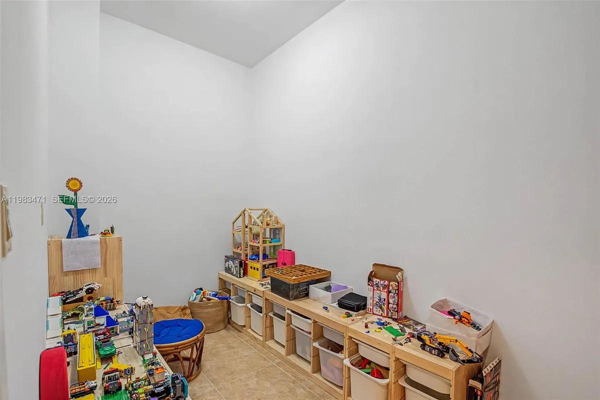 6075 SW 85th Ave, Miami FL 33143