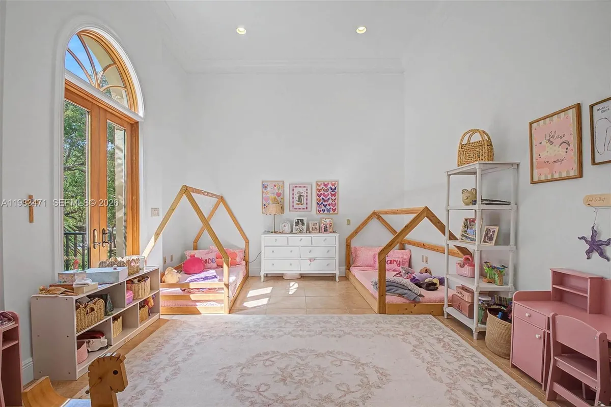 6075 SW 85th Ave, Miami FL 33143