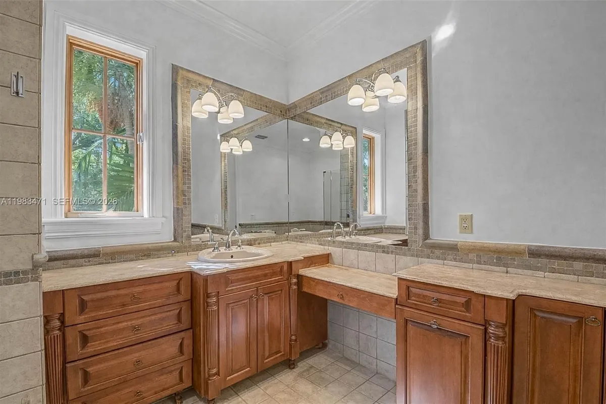 6075 SW 85th Ave, Miami FL 33143