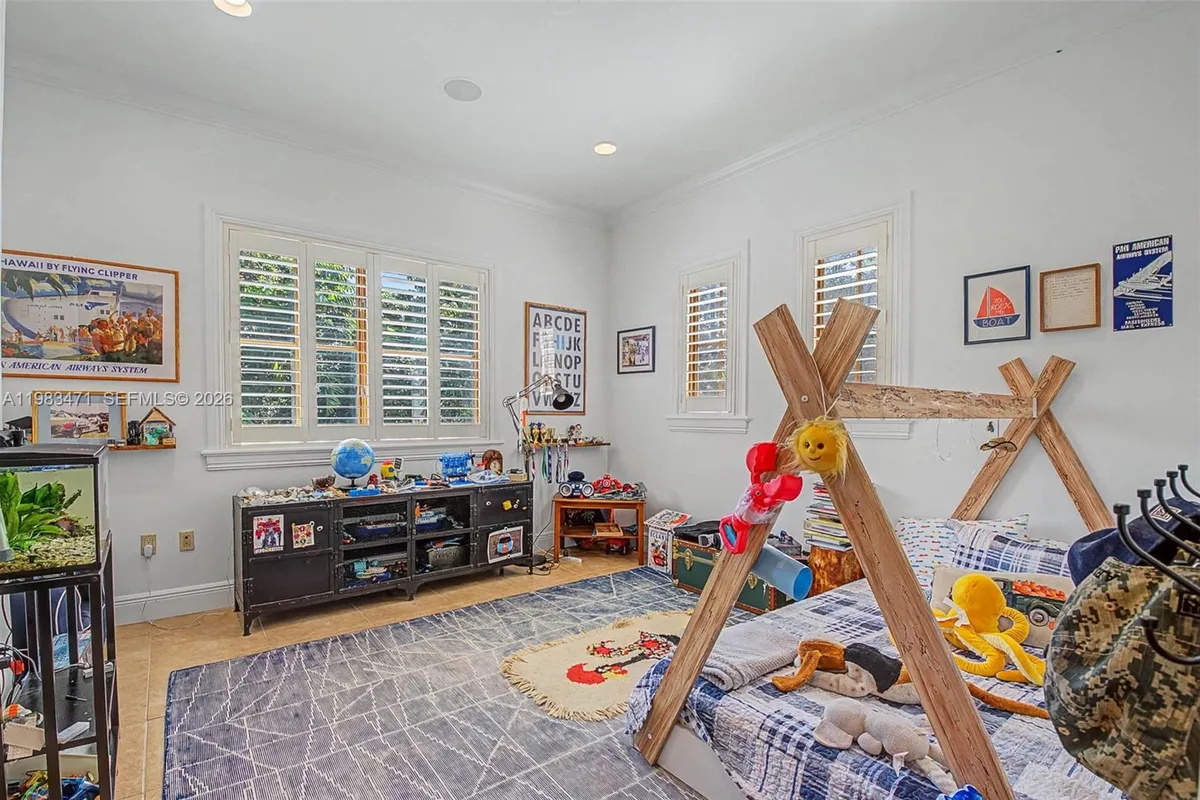 6075 SW 85th Ave, Miami FL 33143