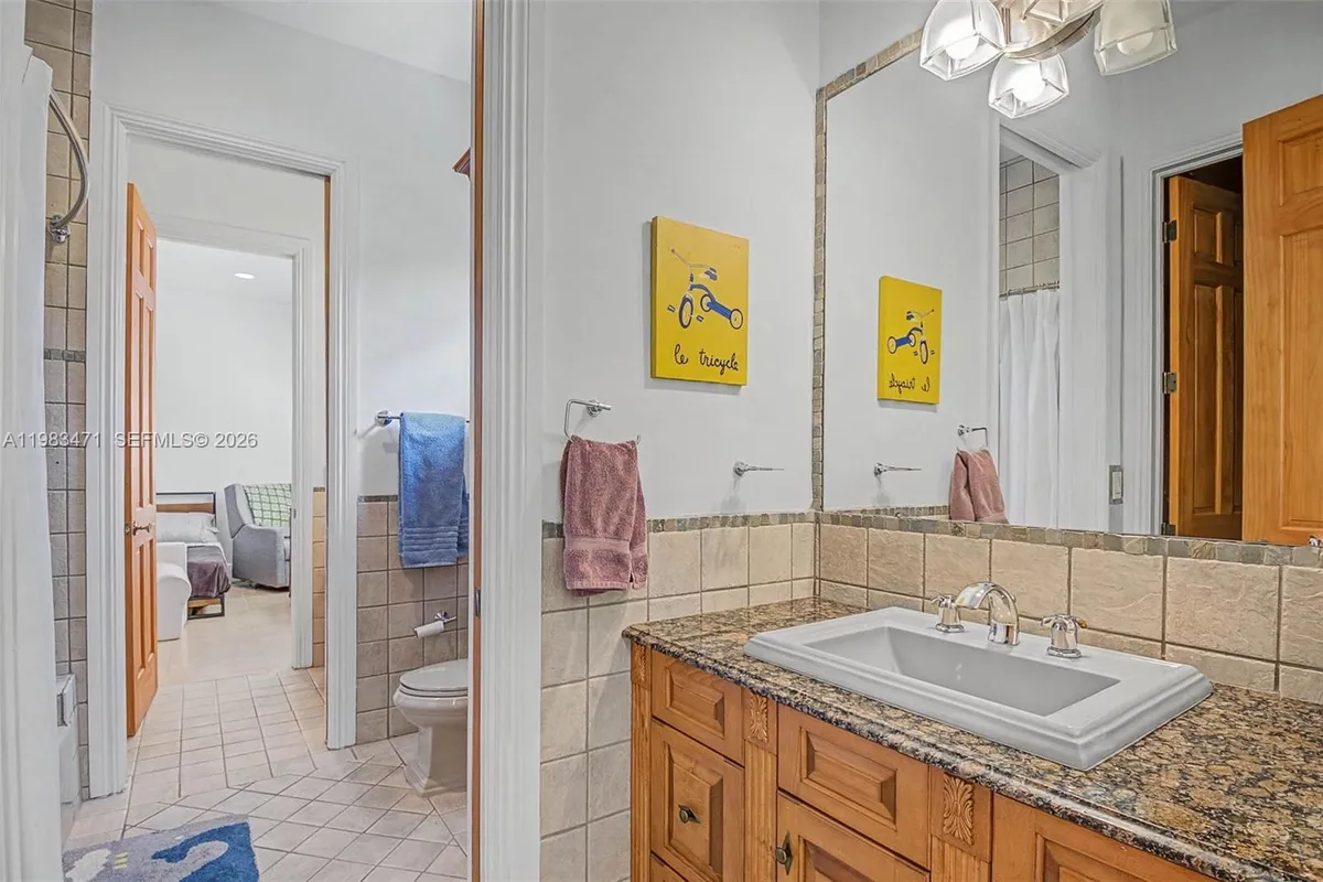 6075 SW 85th Ave, Miami FL 33143