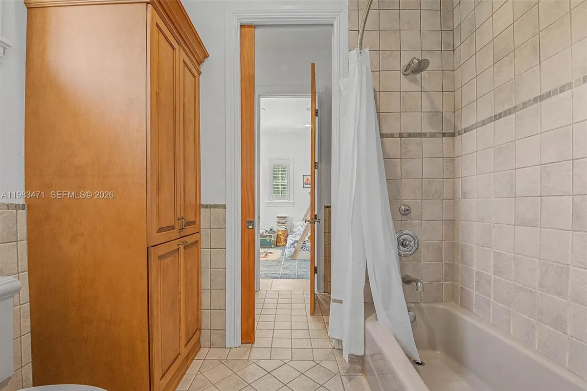 6075 SW 85th Ave, Miami FL 33143