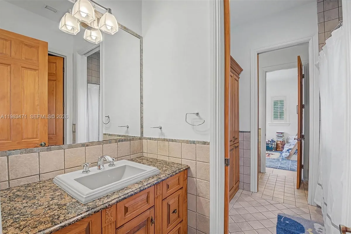 6075 SW 85th Ave, Miami FL 33143