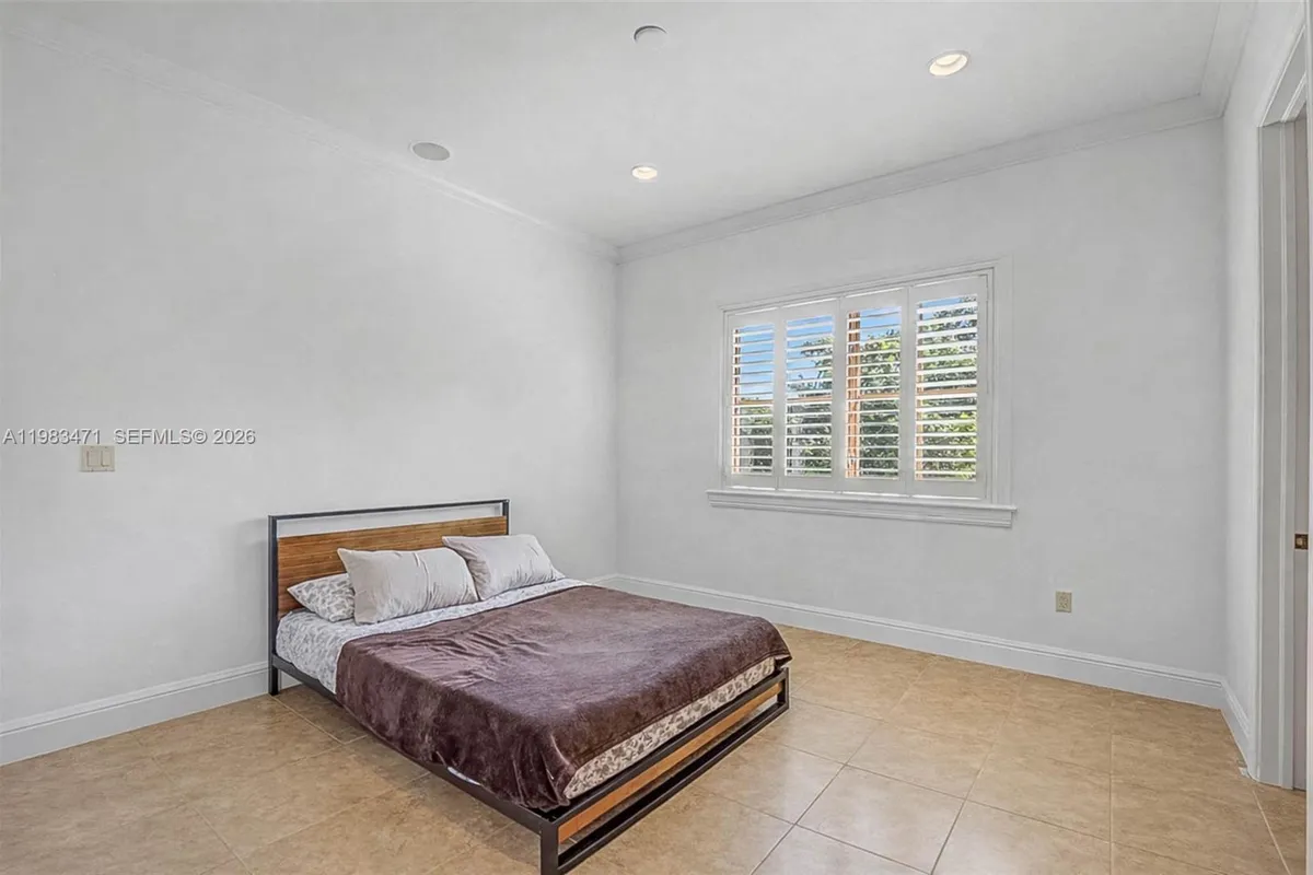 6075 SW 85th Ave, Miami FL 33143