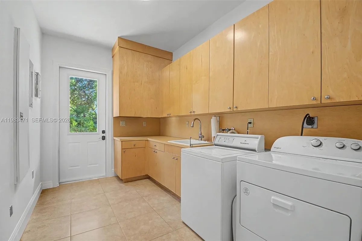 6075 SW 85th Ave, Miami FL 33143