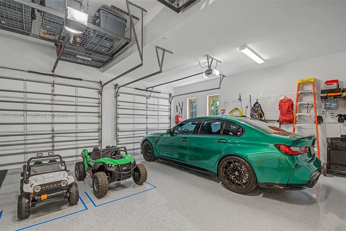 6075 SW 85th Ave, Miami FL 33143