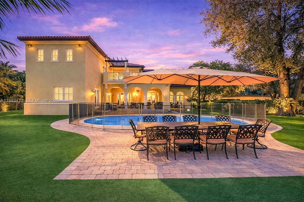 6075 SW 85th Ave, Miami FL 33143