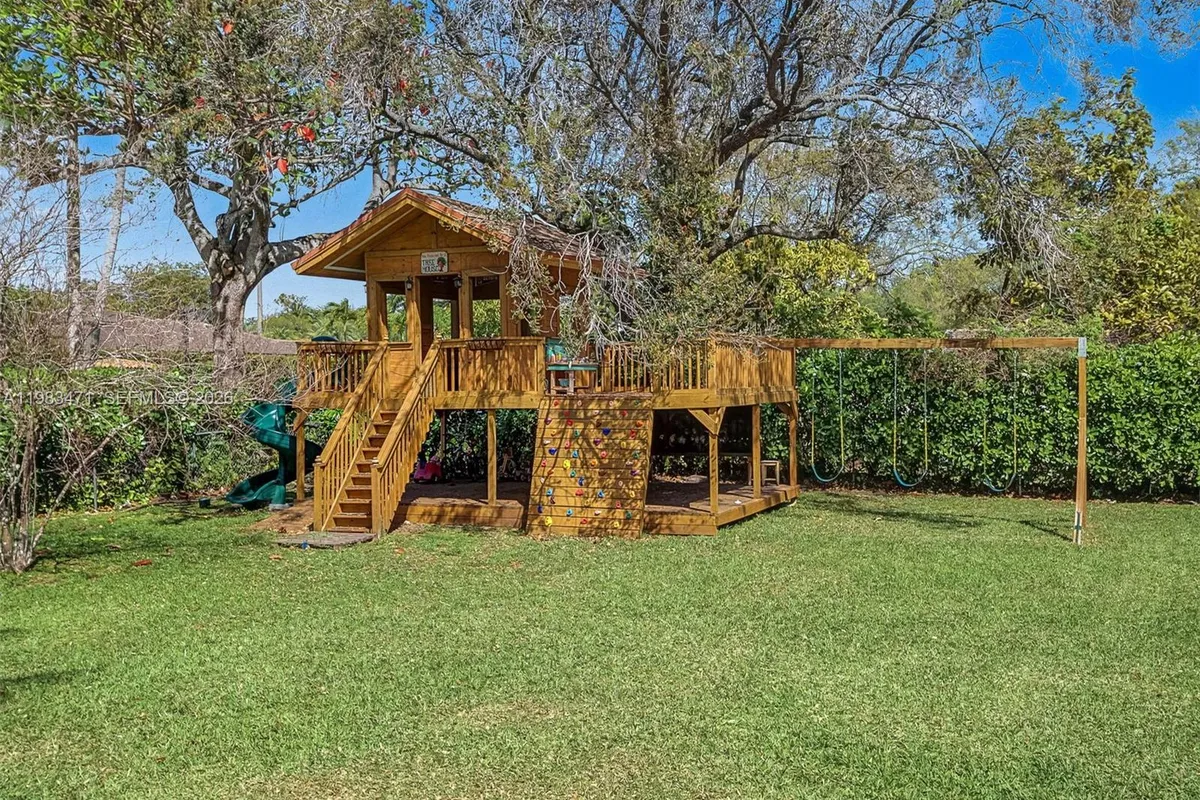 6075 SW 85th Ave, Miami FL 33143