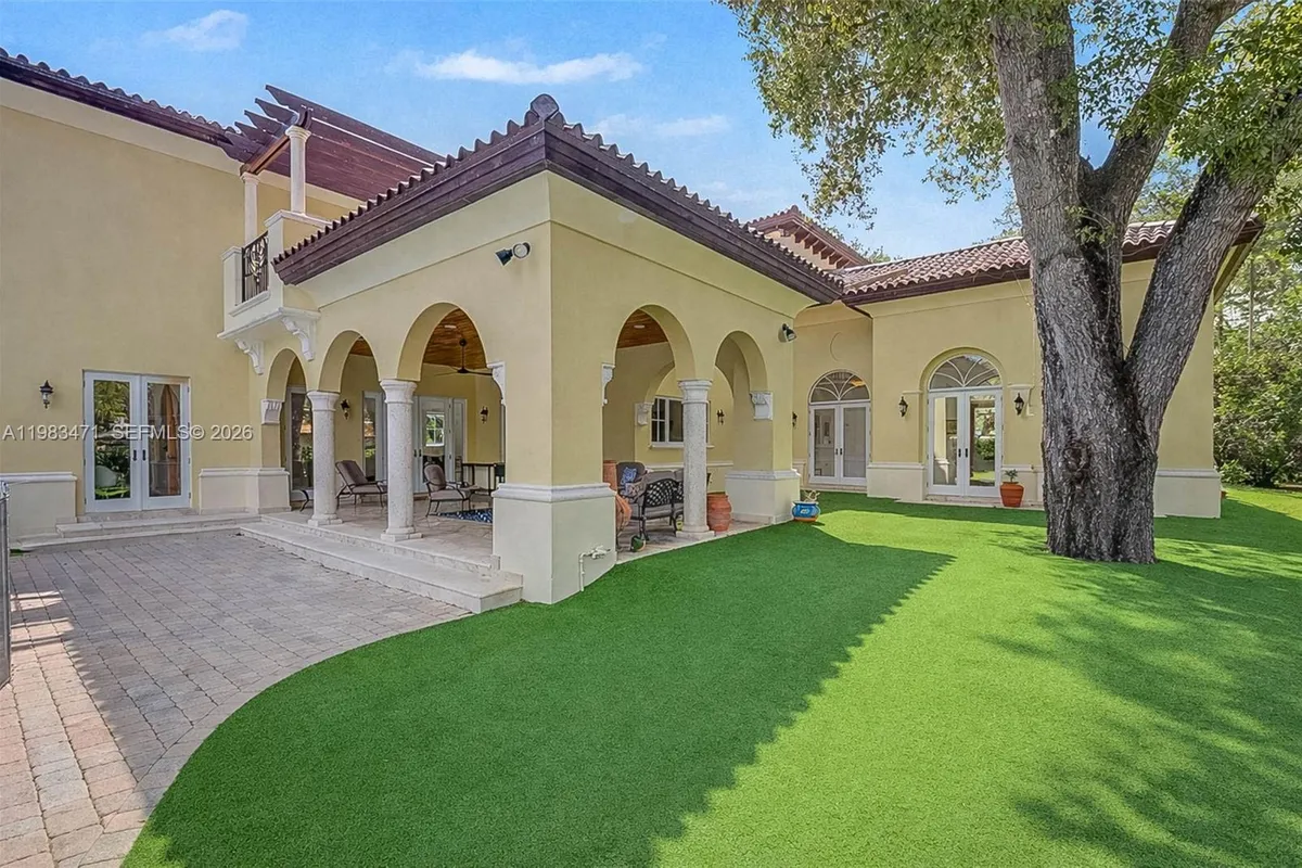 6075 SW 85th Ave, Miami FL 33143