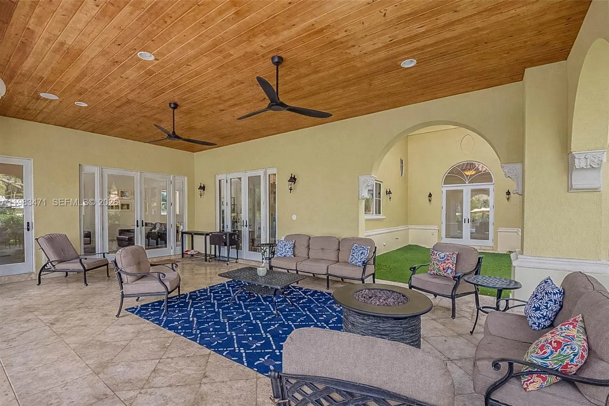 6075 SW 85th Ave, Miami FL 33143