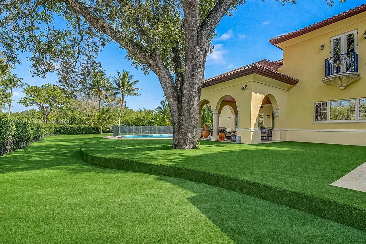 6075 SW 85th Ave, Miami FL 33143