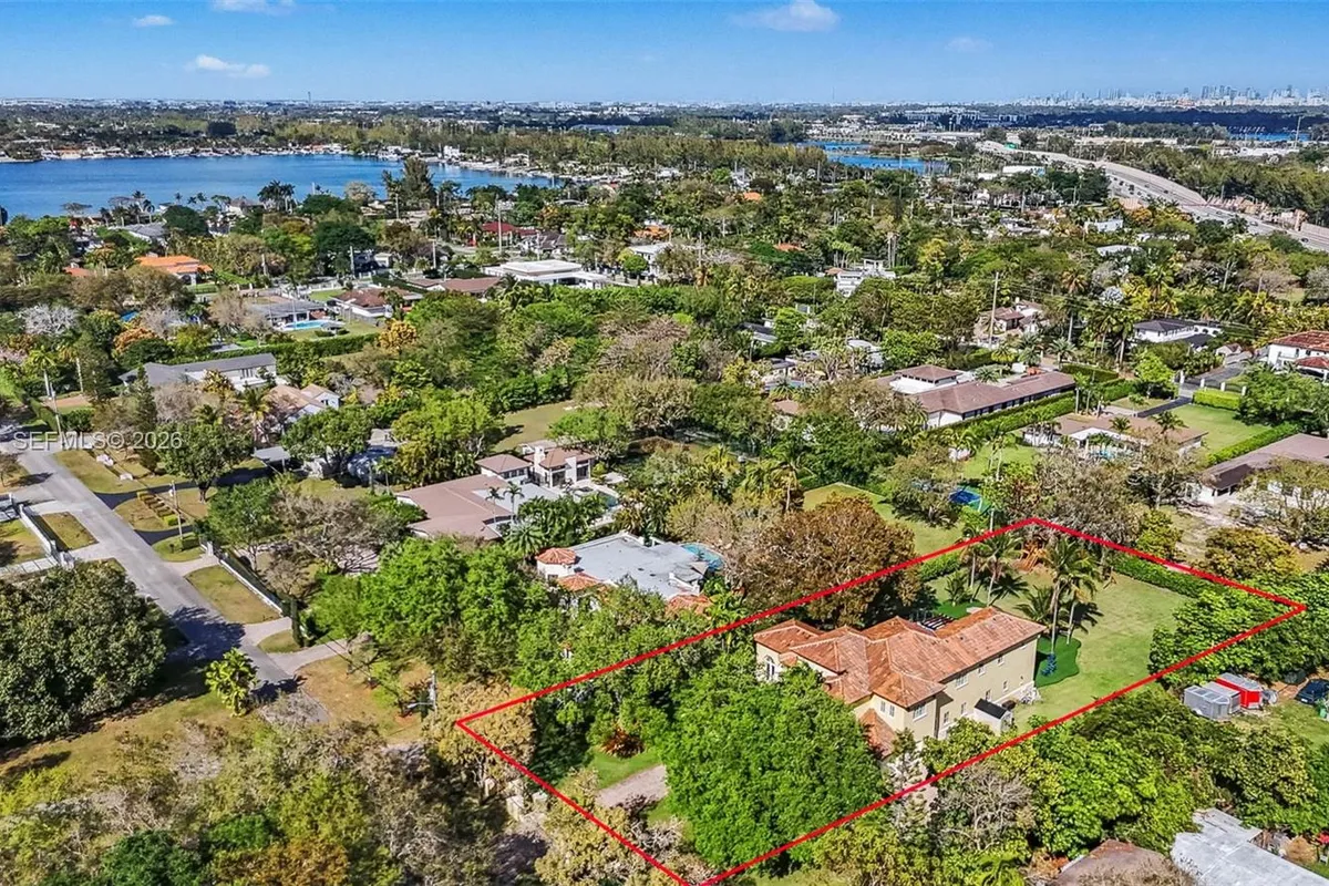 6075 SW 85th Ave, Miami FL 33143