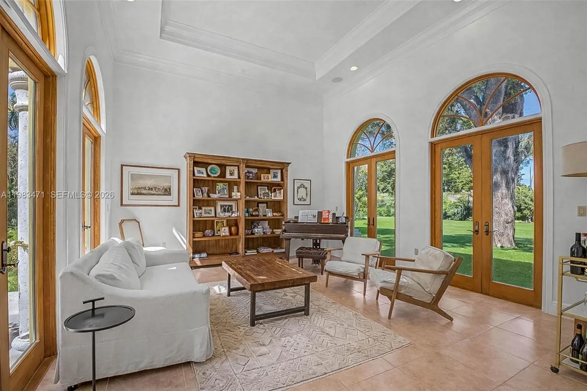 6075 SW 85th Ave, Miami FL 33143