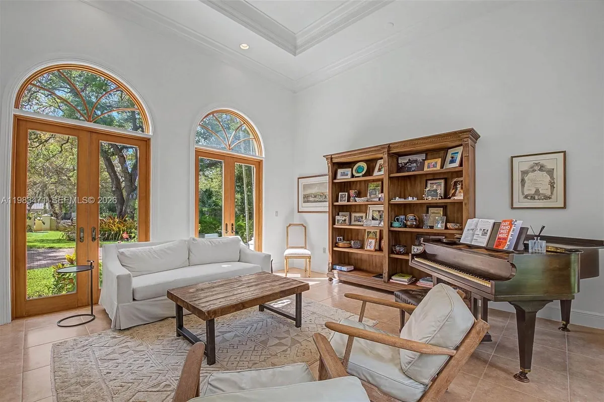 6075 SW 85th Ave, Miami FL 33143