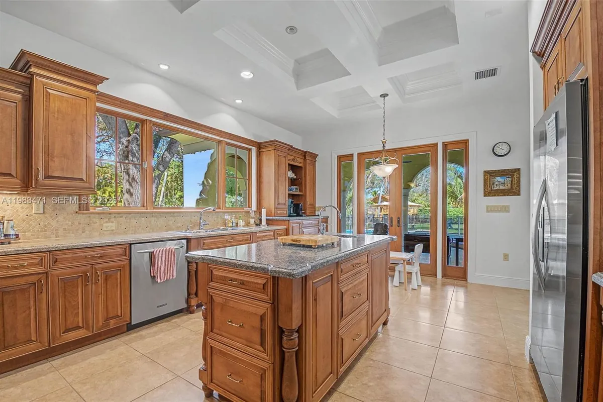 6075 SW 85th Ave, Miami FL 33143