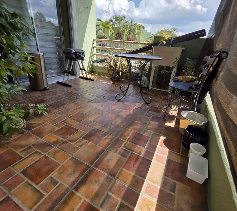 11173 NW 7th St # 18, Miami FL 33172