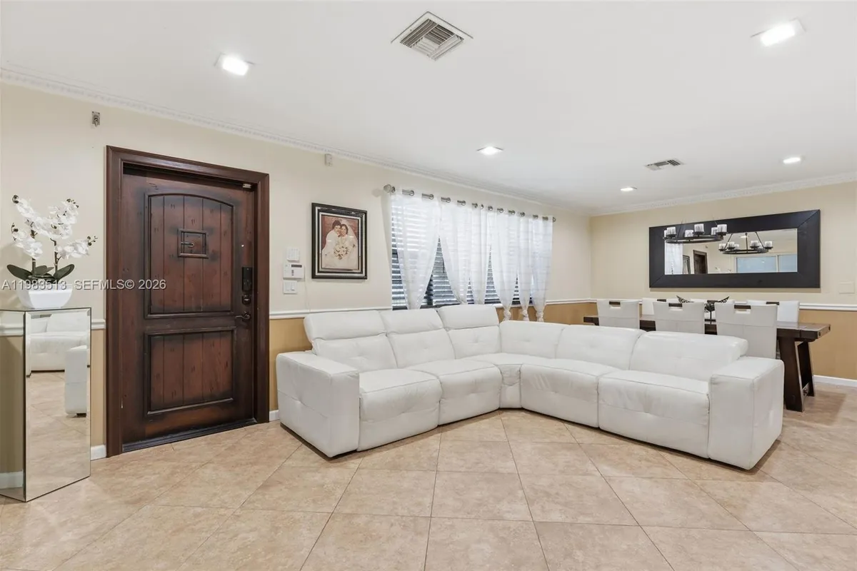 2485 NE 214th St, Miami FL 33180