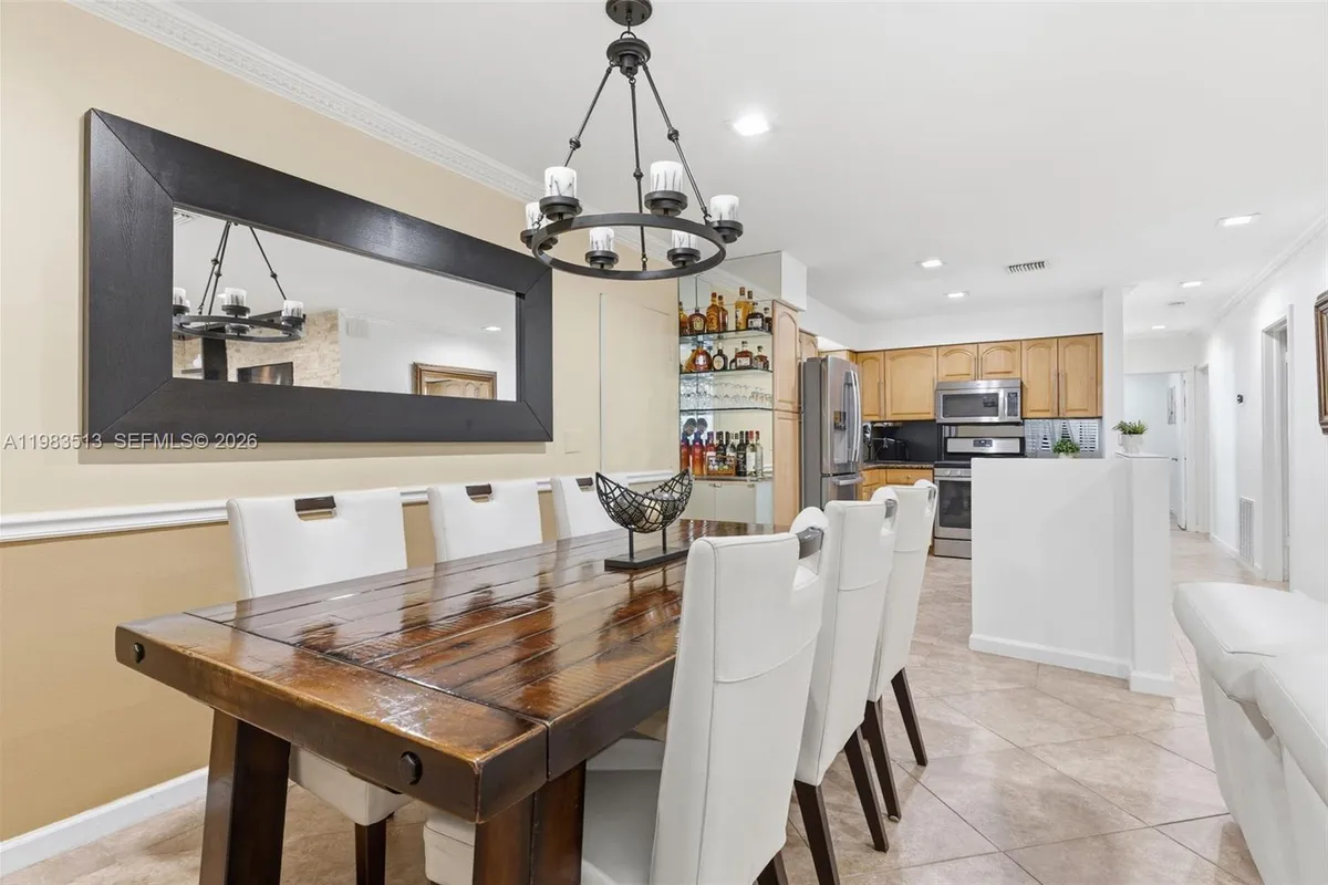 2485 NE 214th St, Miami FL 33180